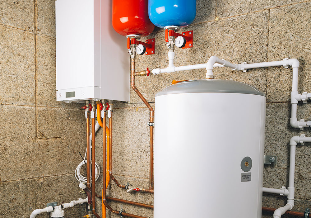 Acumulador de agua caliente en una instalación técnica